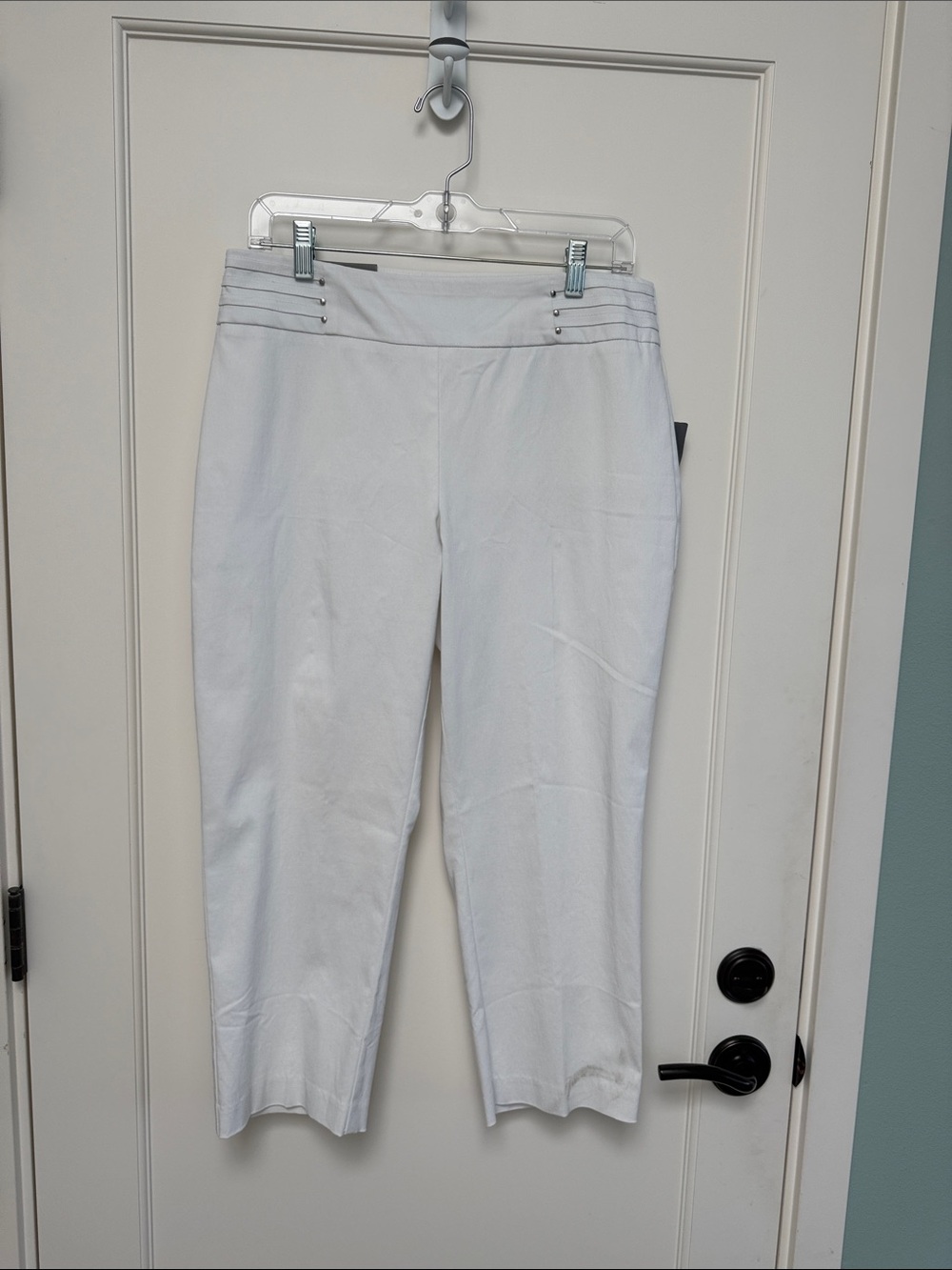 JM Collection NWT white straight-leg capri pants M